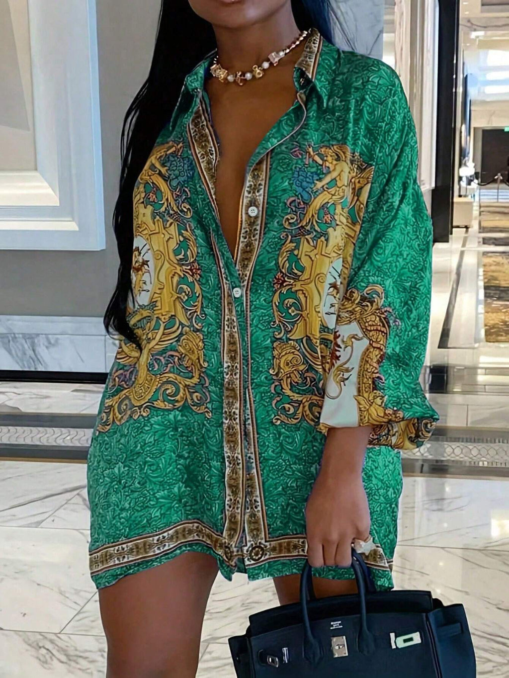 Chemise fluide à manches longues portée de manière oversize.