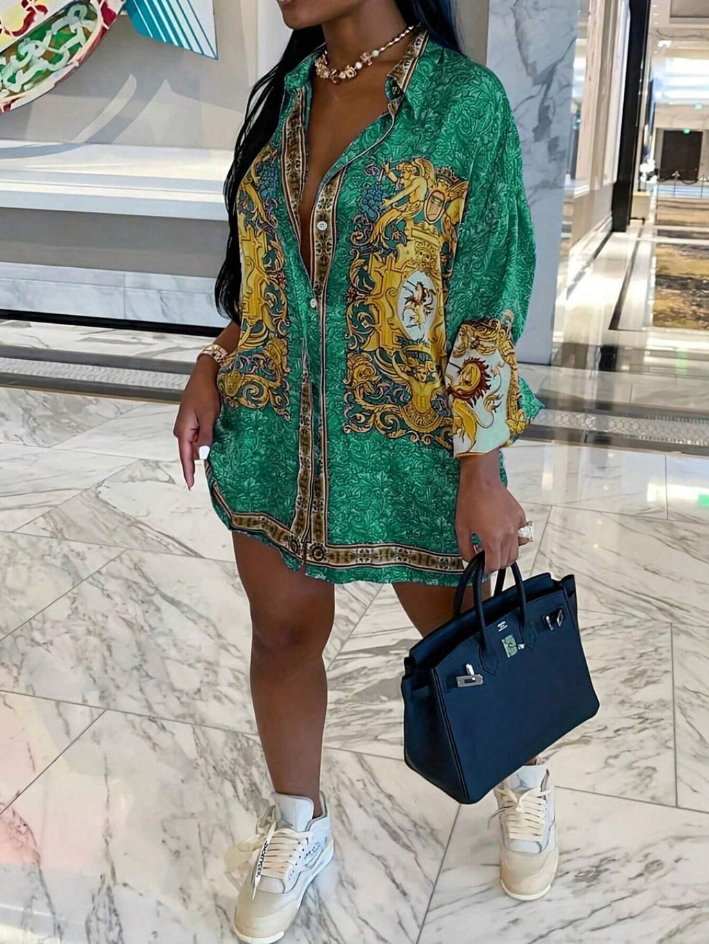 Chemise fluide à manches longues portée de manière oversize.