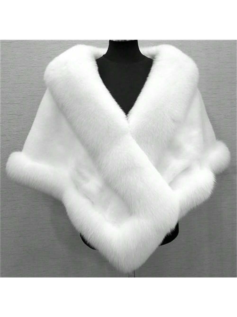 Cape poncho duveteuse pour femme Image secondaire du produit