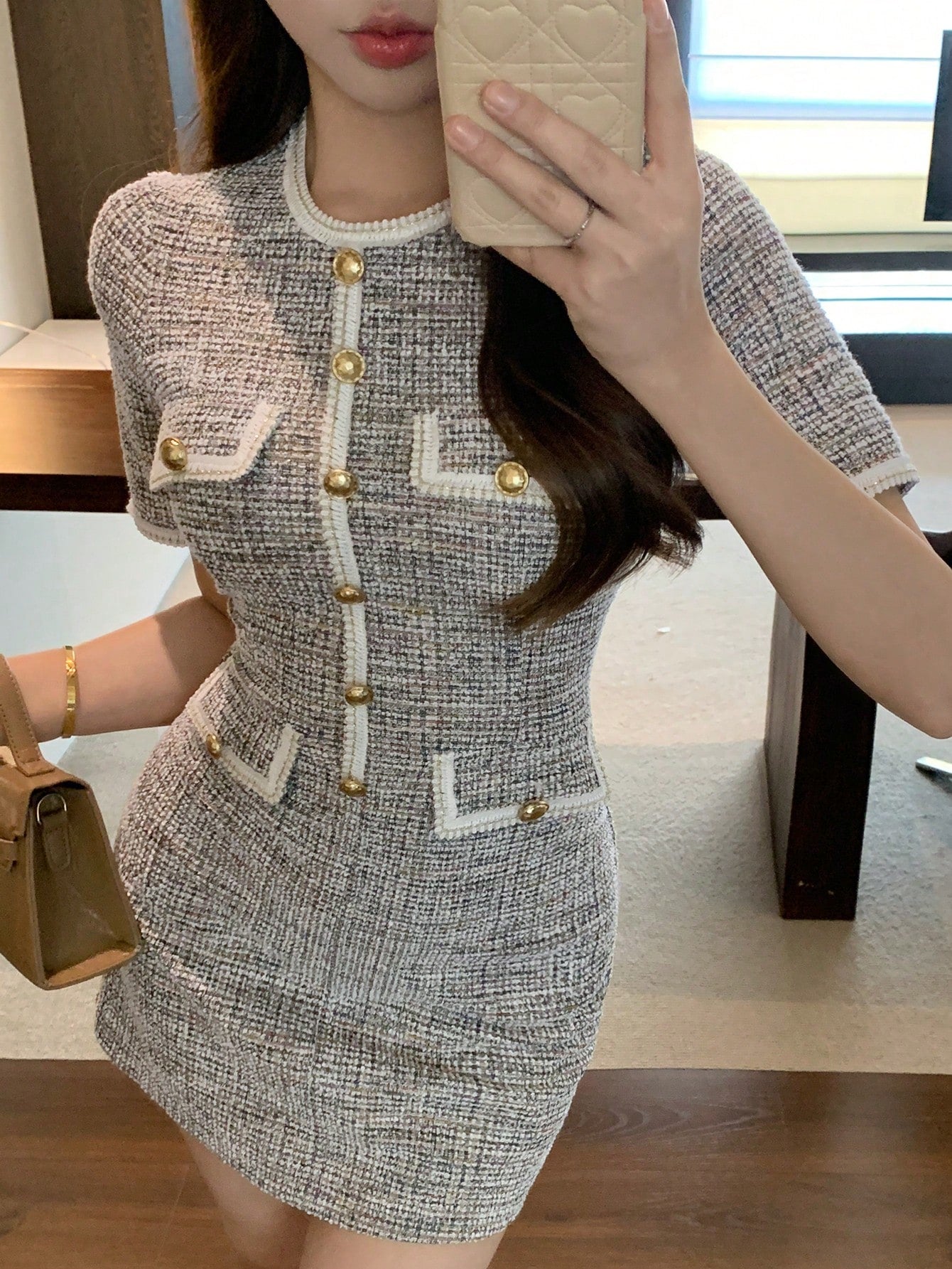 Robe courte scintillante glamour. Image principale du produit