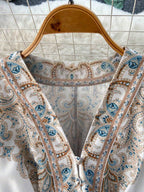 Robe tunique aux inspirations orientales.
