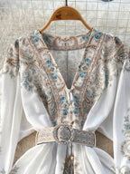 Robe tunique aux inspirations orientales.