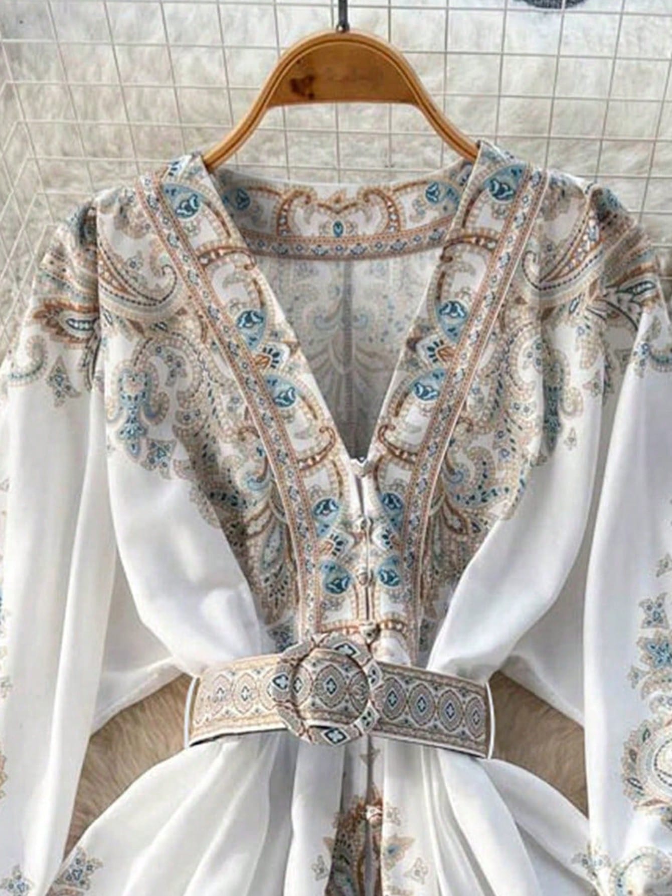 Robe tunique aux inspirations orientales.