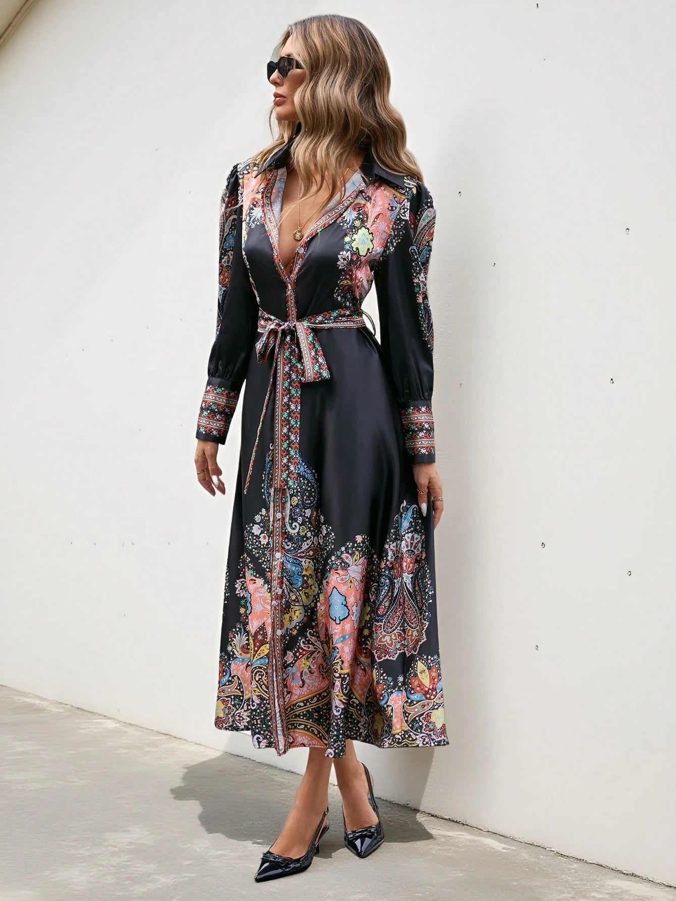 Robe longue femme imprimé tendance et satinée fluide. Image secondaire du produit