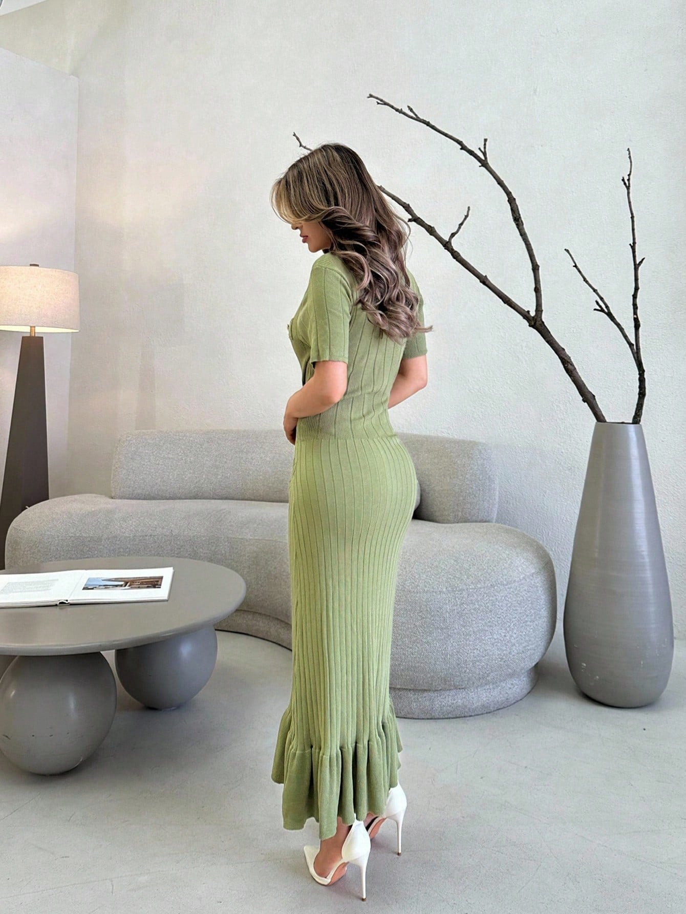Robe longue moulante col en V avec boutons . Image principale du produit