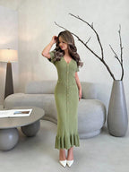 Robe longue moulante col en V avec boutons .