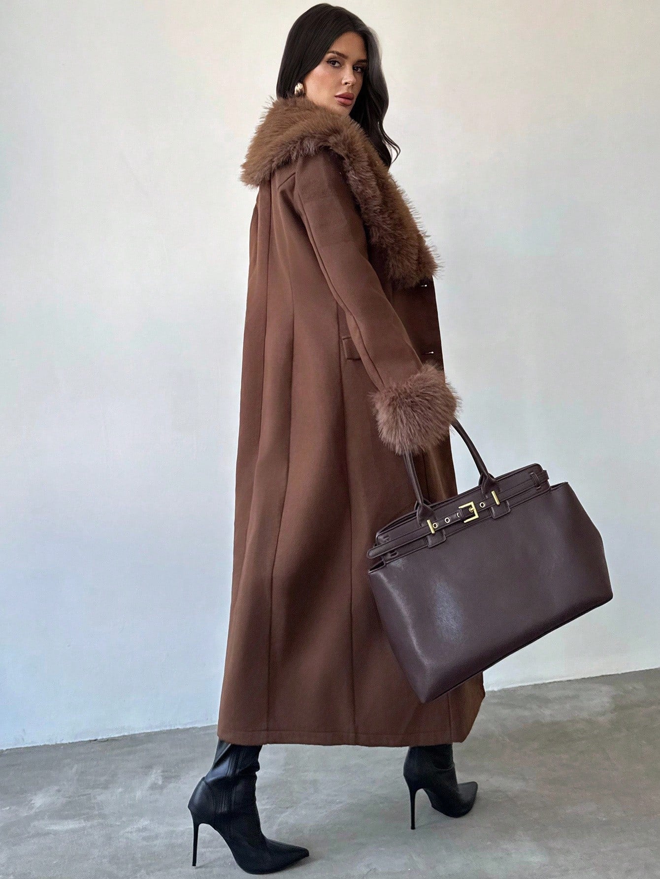 Manteau en laine marron avec col en fourrure et ceinture Image secondaire du produit