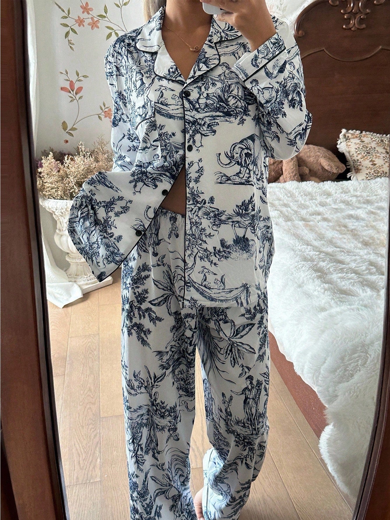 Tenue en satin "Toile de Jouy " Image principale du produit