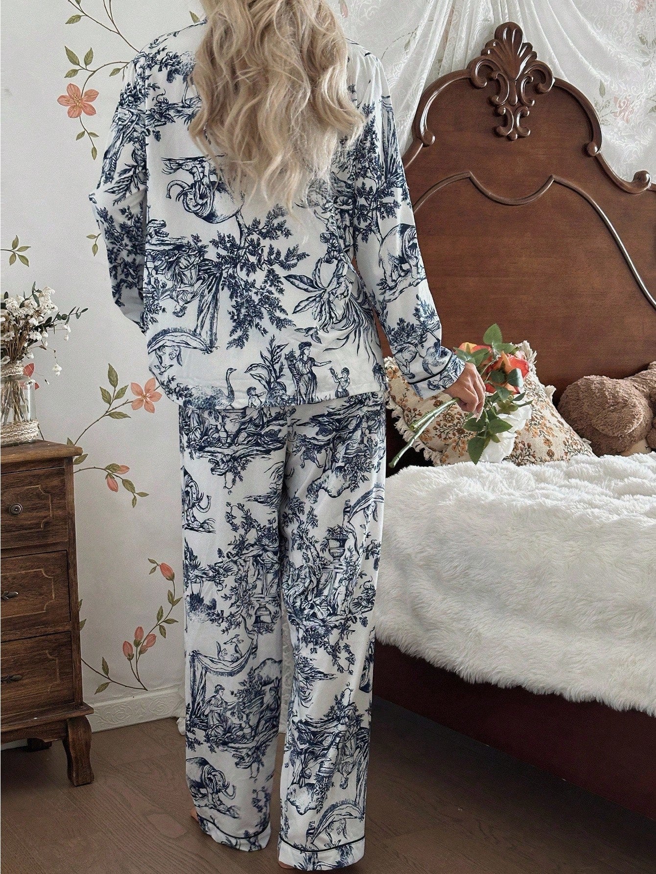 Tenue en satin "Toile de Jouy "
