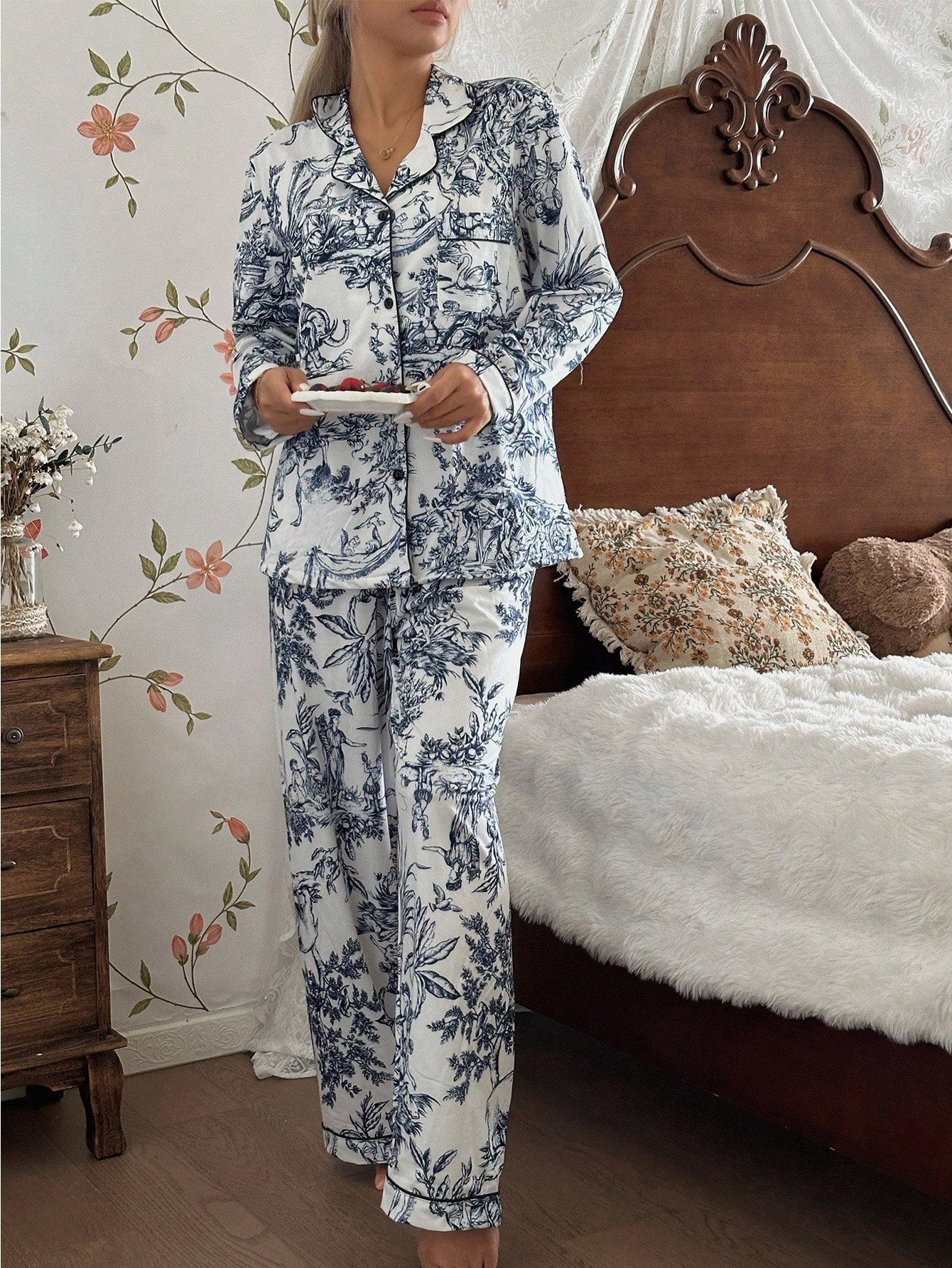 Tenue en satin "Toile de Jouy "