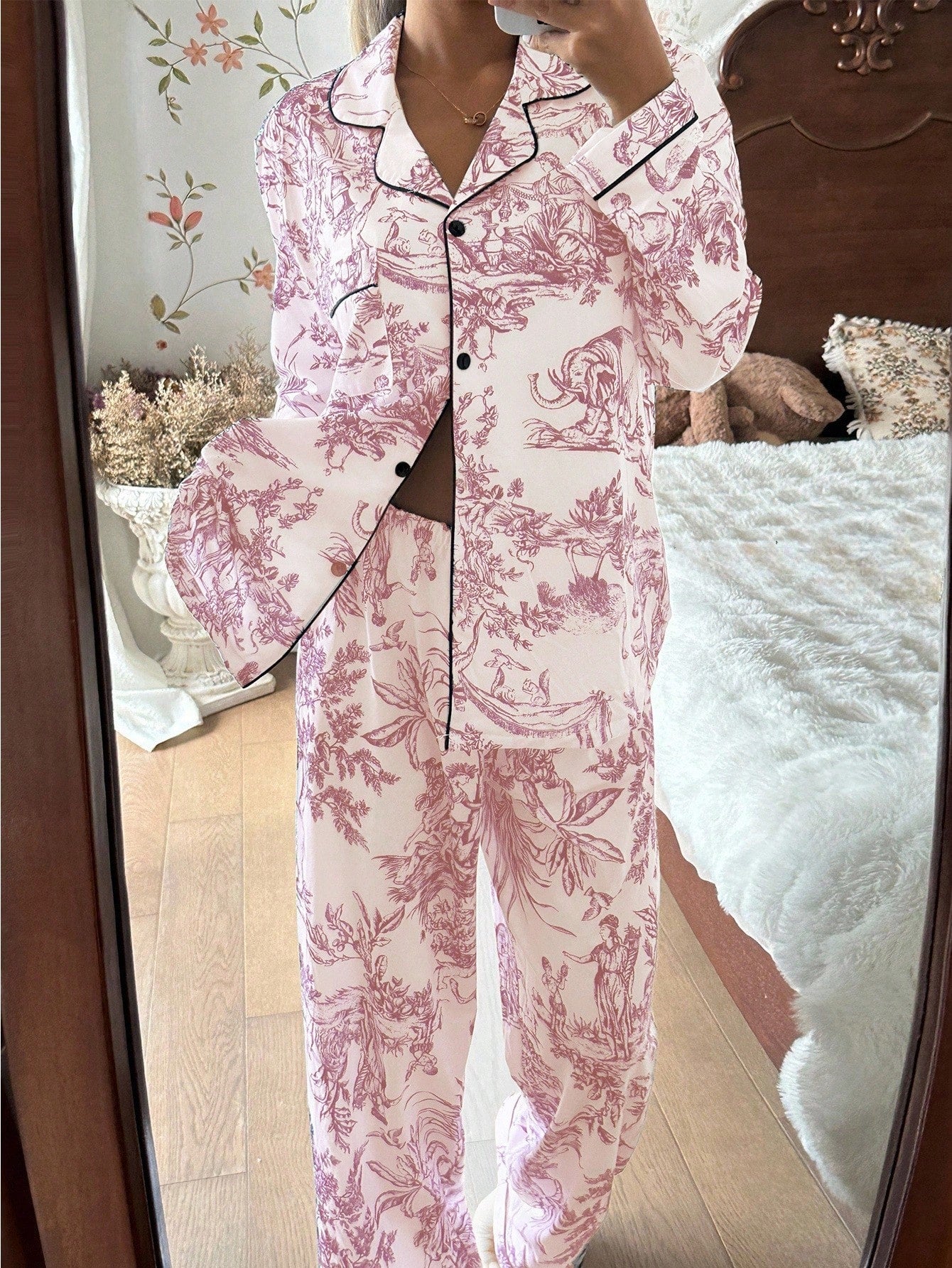 Tenue en satin "Toile de Jouy "