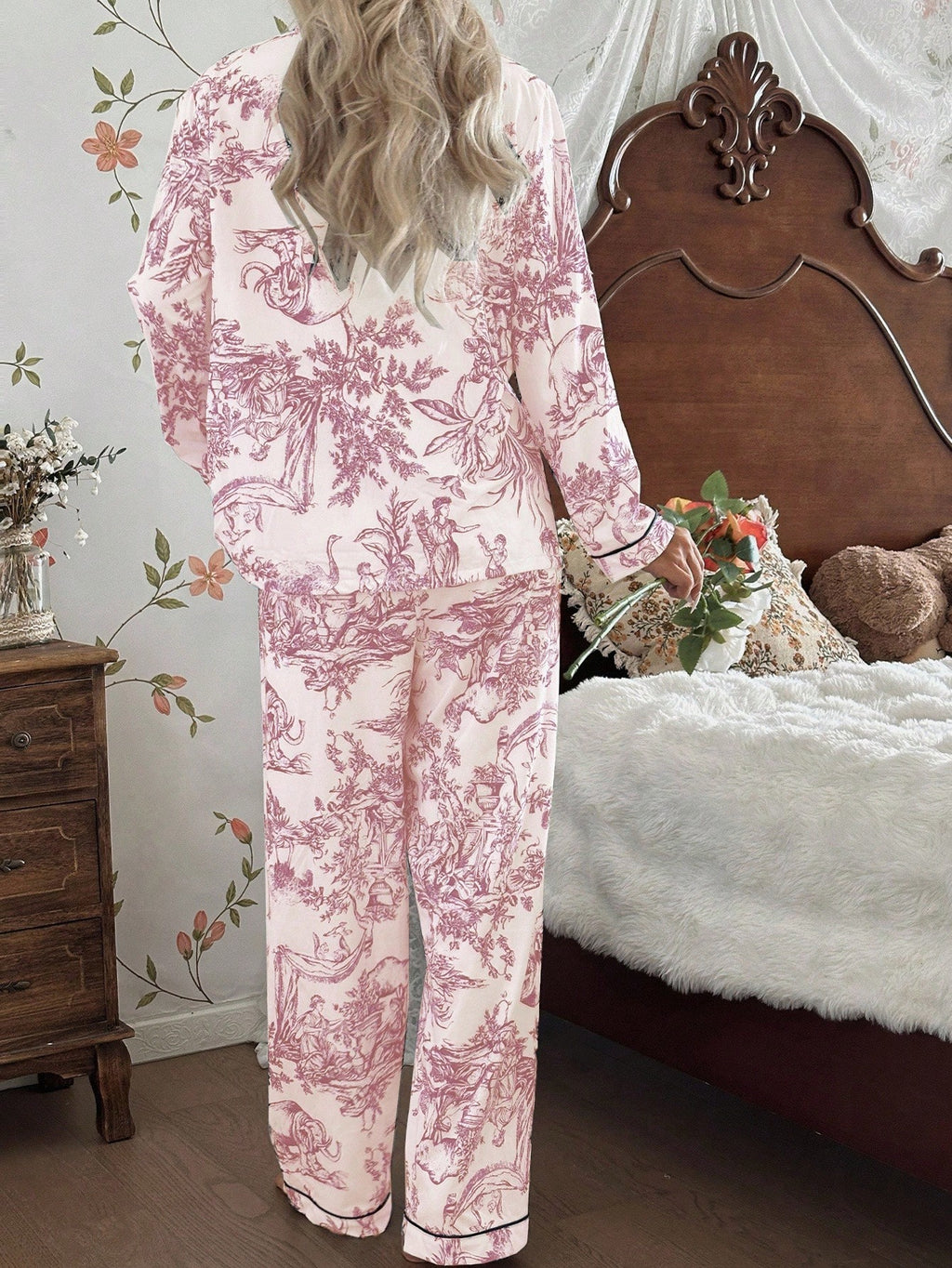 Tenue en satin "Toile de Jouy "
