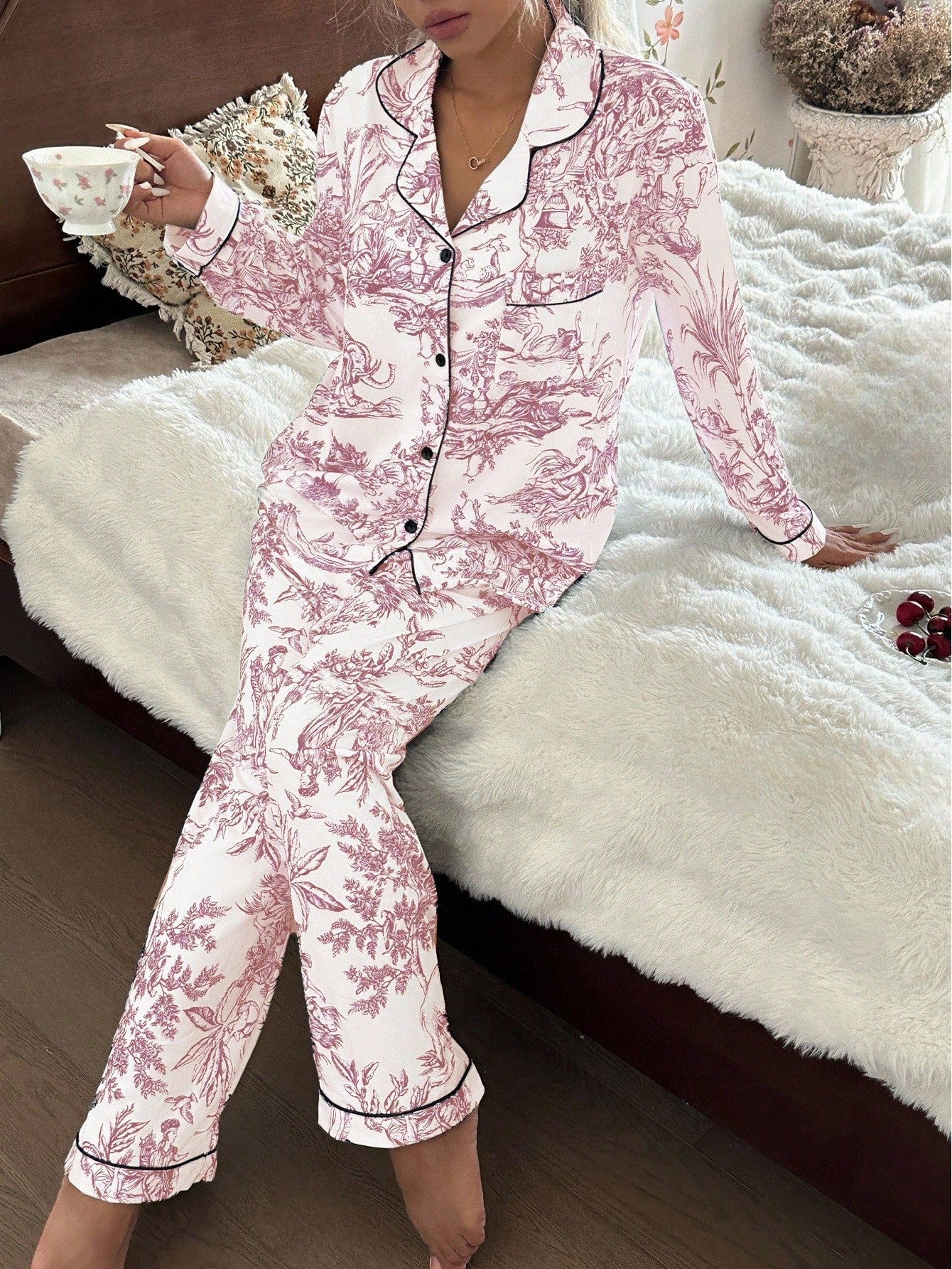 Tenue en satin "Toile de Jouy "