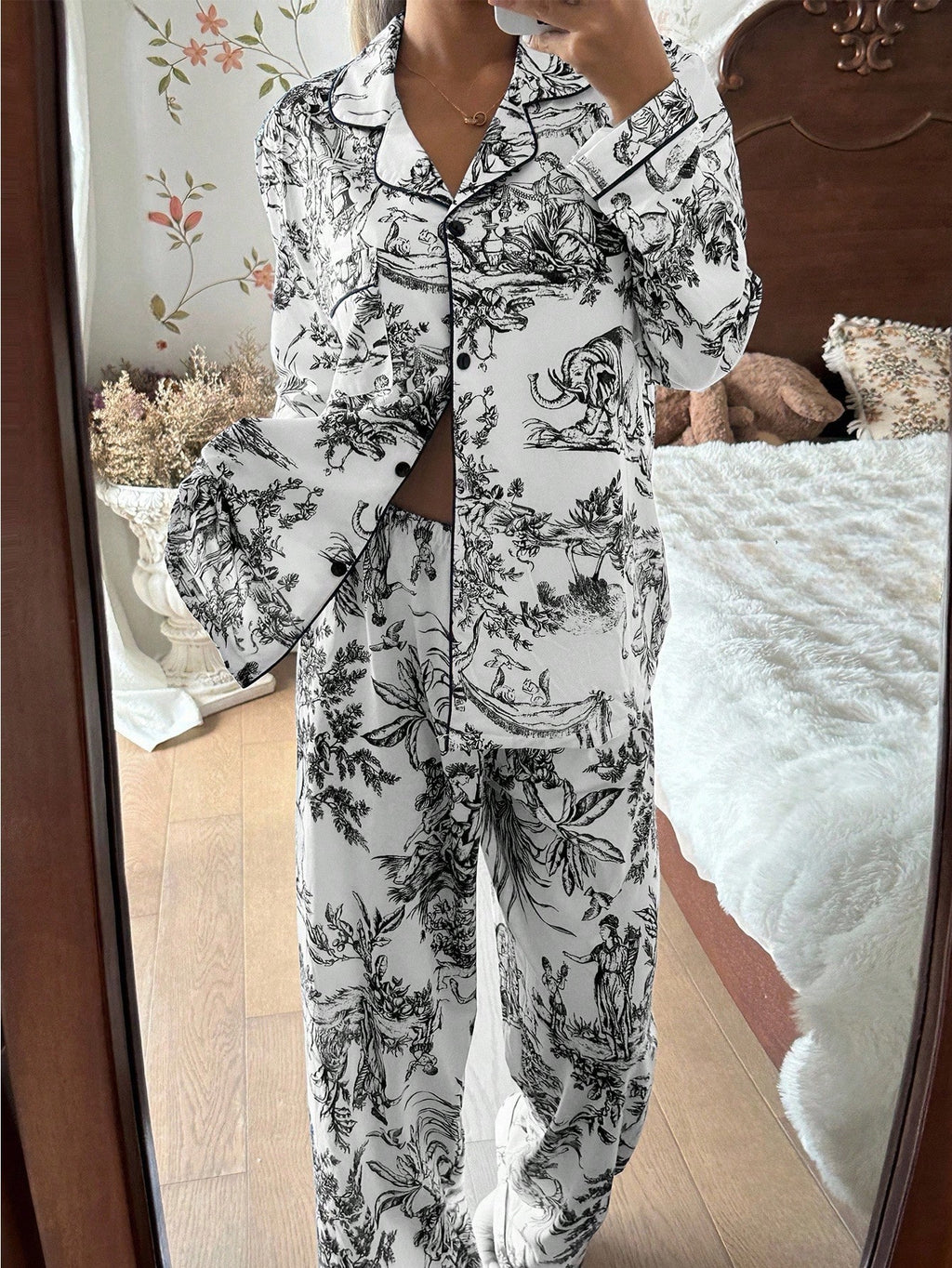 Tenue en satin "Toile de Jouy "
