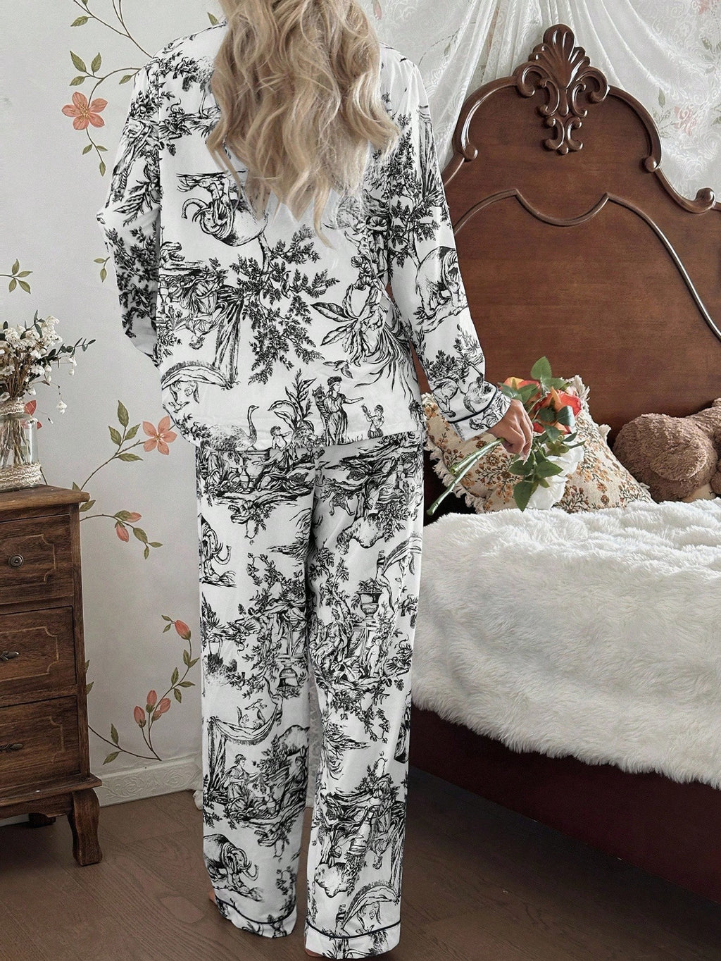Tenue en satin "Toile de Jouy "