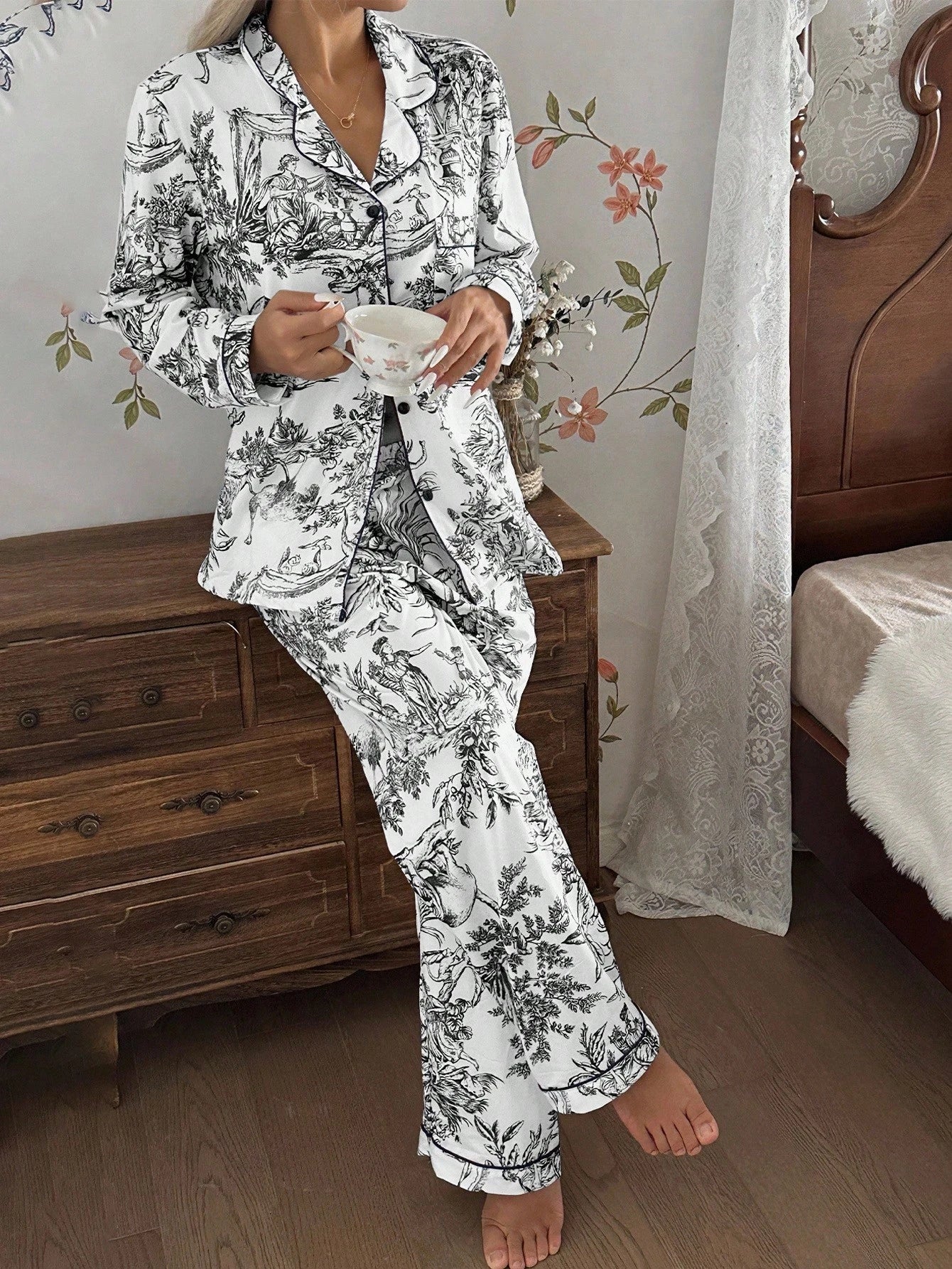 Tenue en satin "Toile de Jouy "