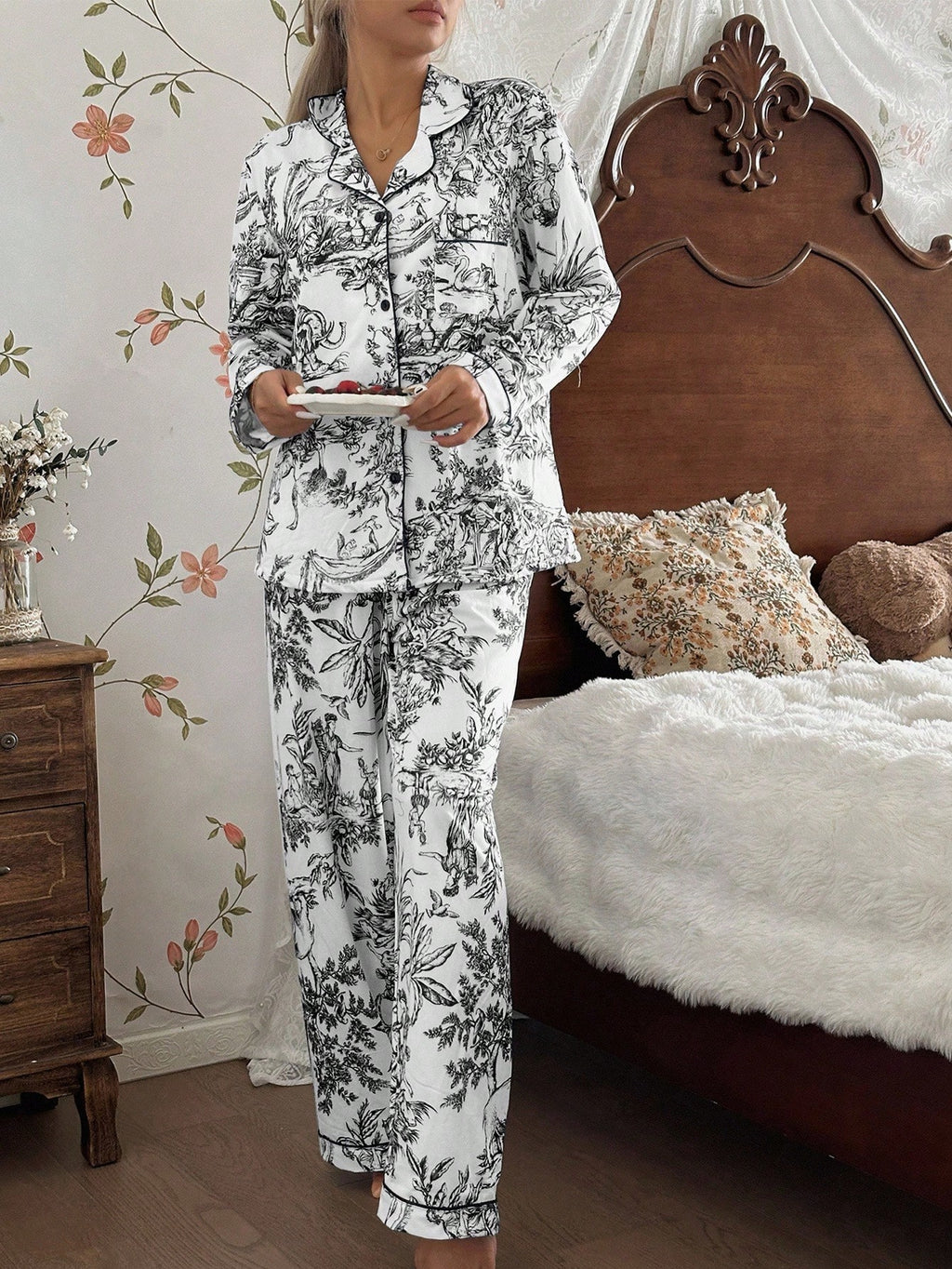 Tenue en satin "Toile de Jouy "