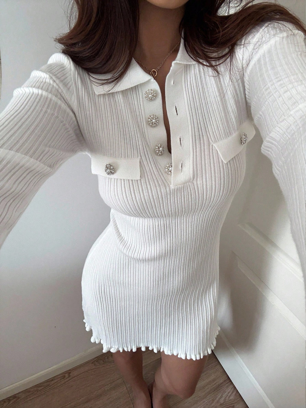 Robe en tricot moulante décontractée.