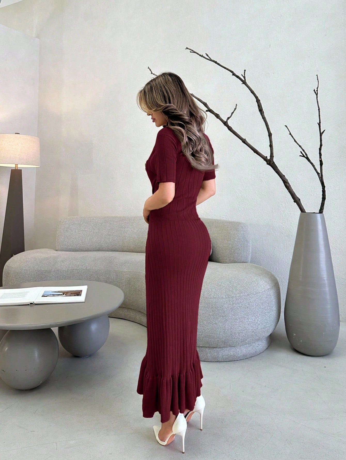 Robe longue moulante col en V avec boutons .