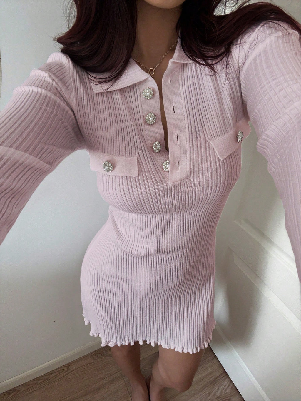 Robe en tricot moulante décontractée.
