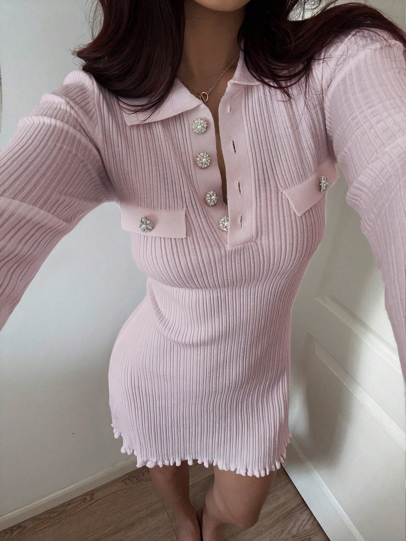 Robe en tricot moulante décontractée.