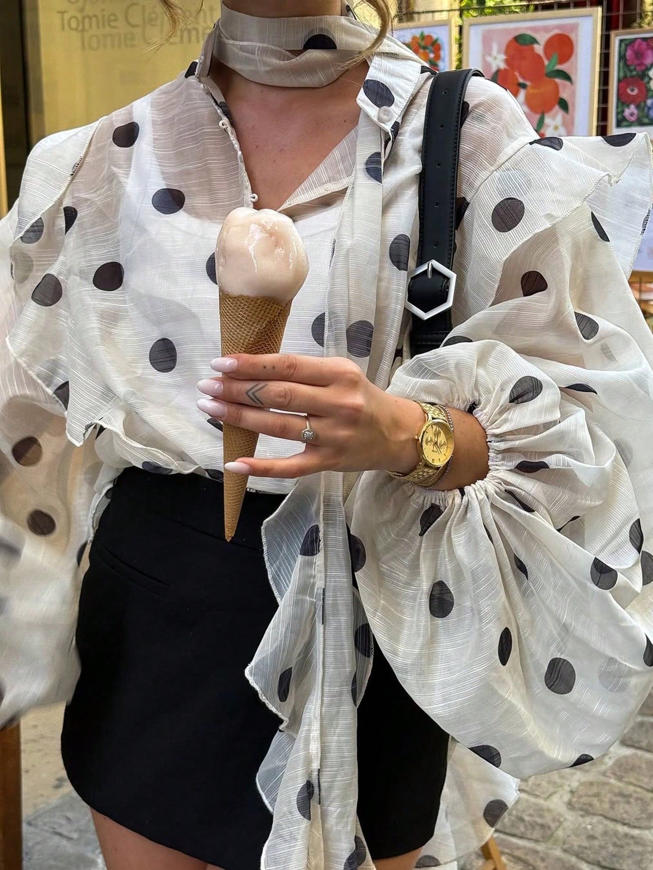 Une blouse semi-transparent en mousseline, couleur crème imprimée de grands pois noirs. Image secondaire du produit