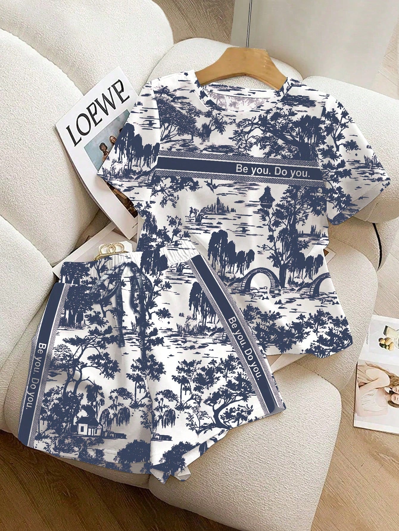 Ensemble Coordonné T-shirt et Short Imprimé Toile de Jouy – Casual Chic Image principale du produit