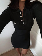 Robe en tricot moulante décontractée.