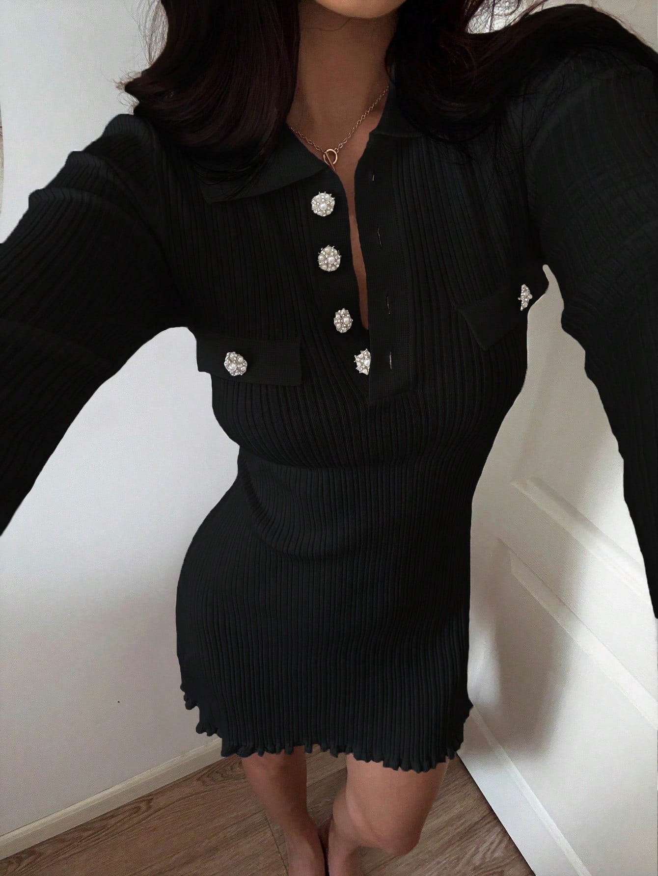 Robe en tricot moulante décontractée.