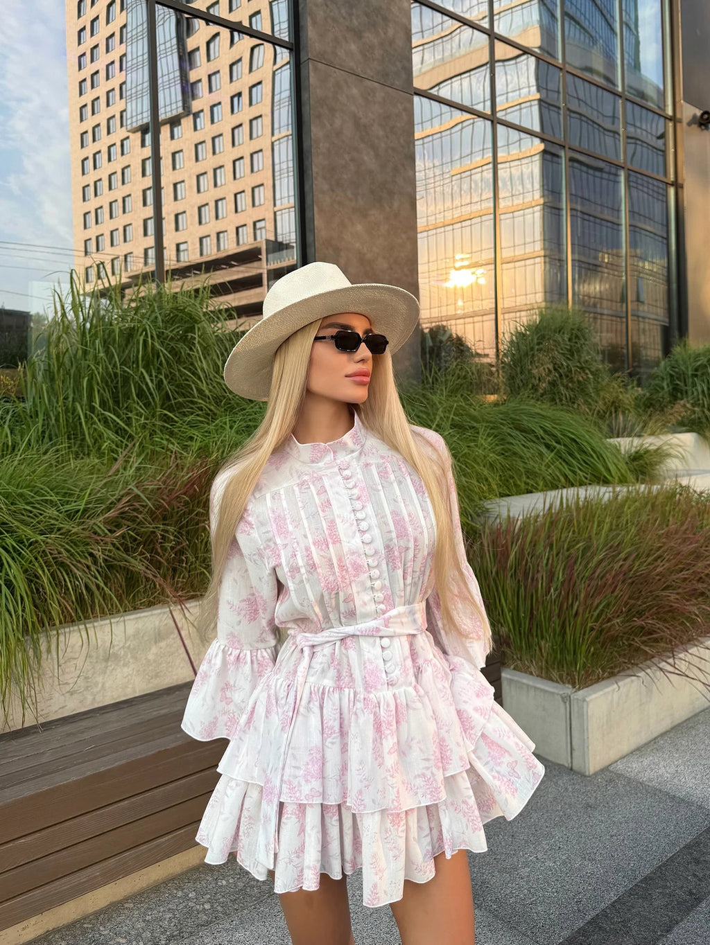 Robe mini à volants avec ceinture