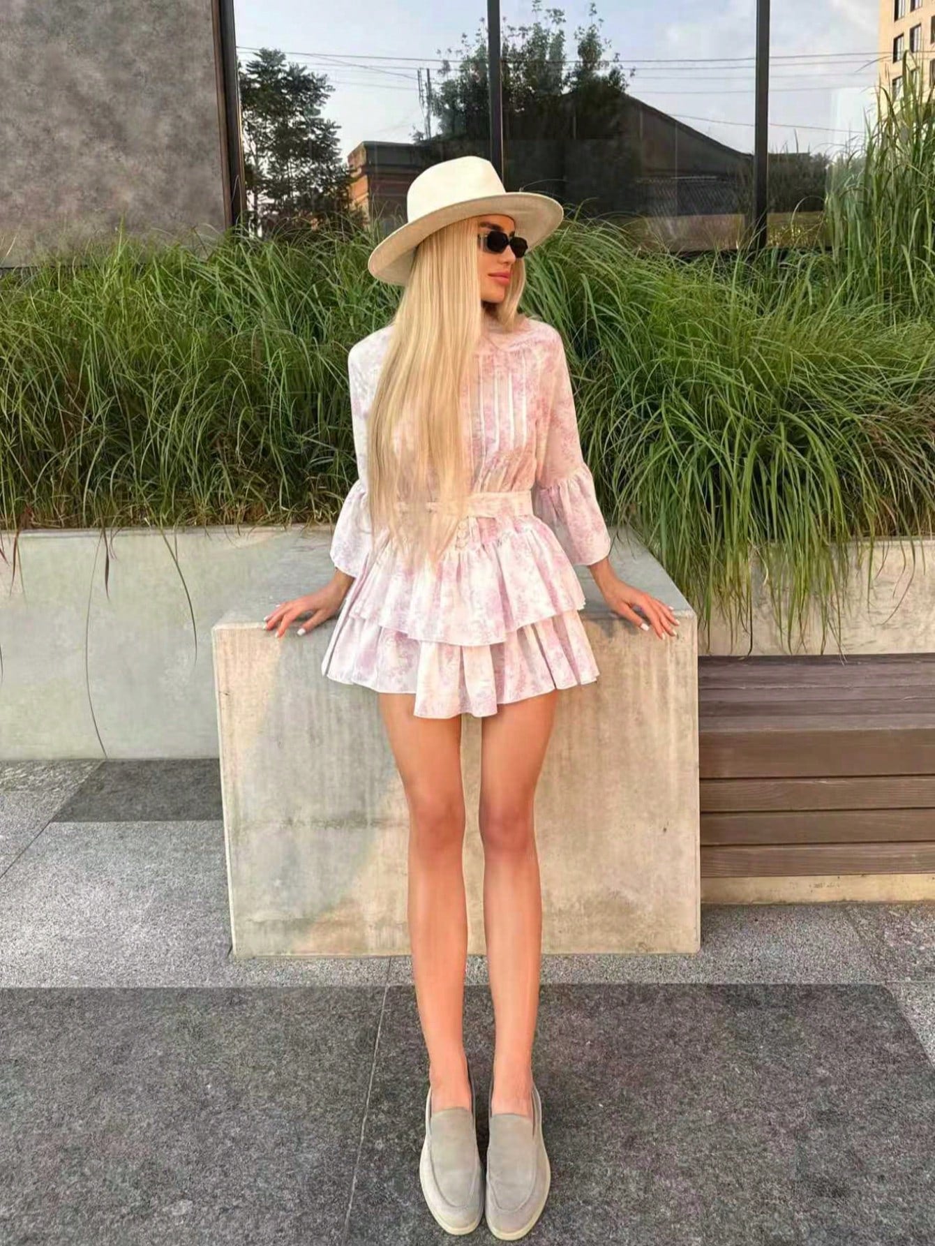 Robe mini à volants avec ceinture