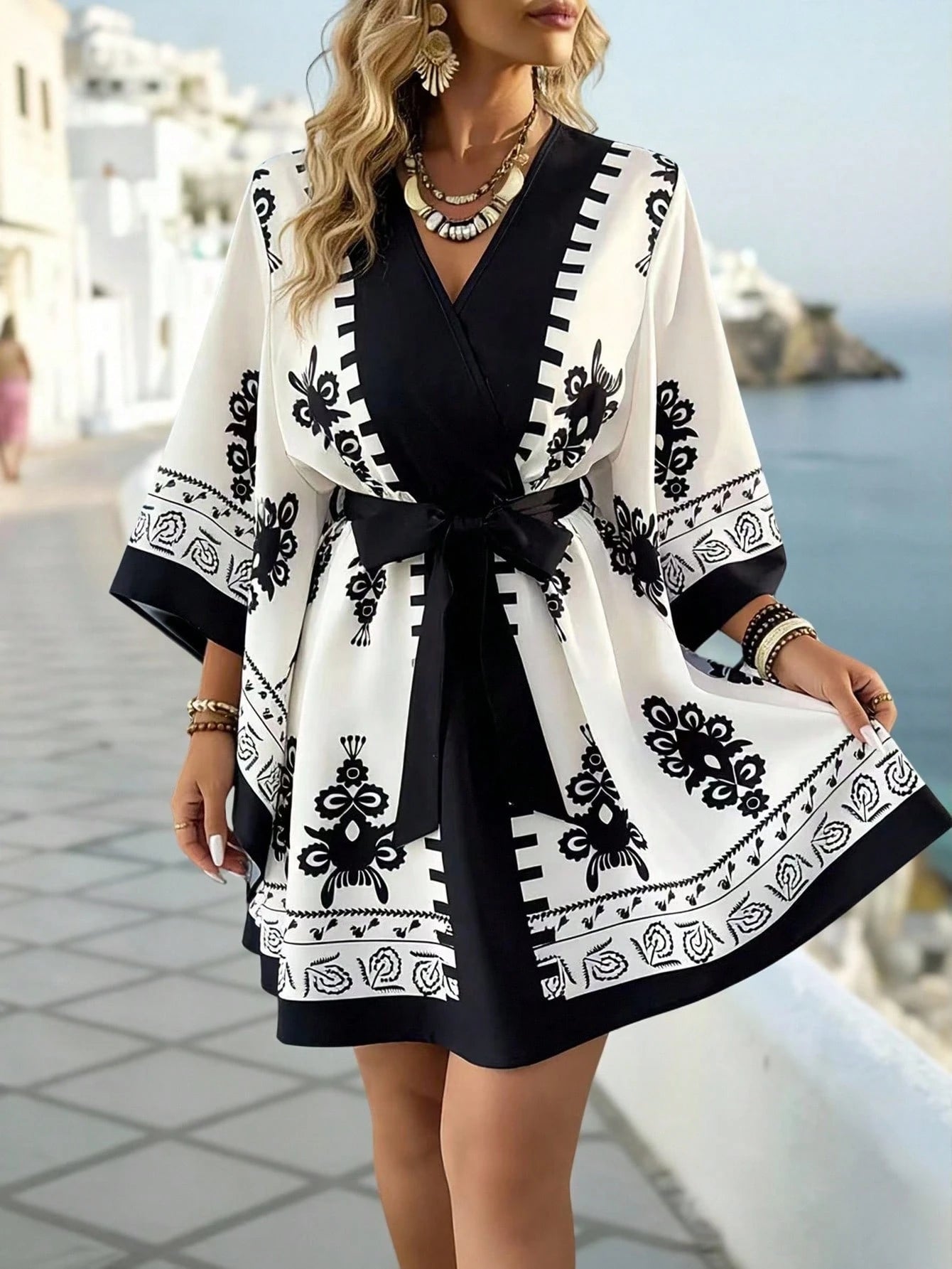 Robe Courte Style Kimono Brodée – Élégance Resort