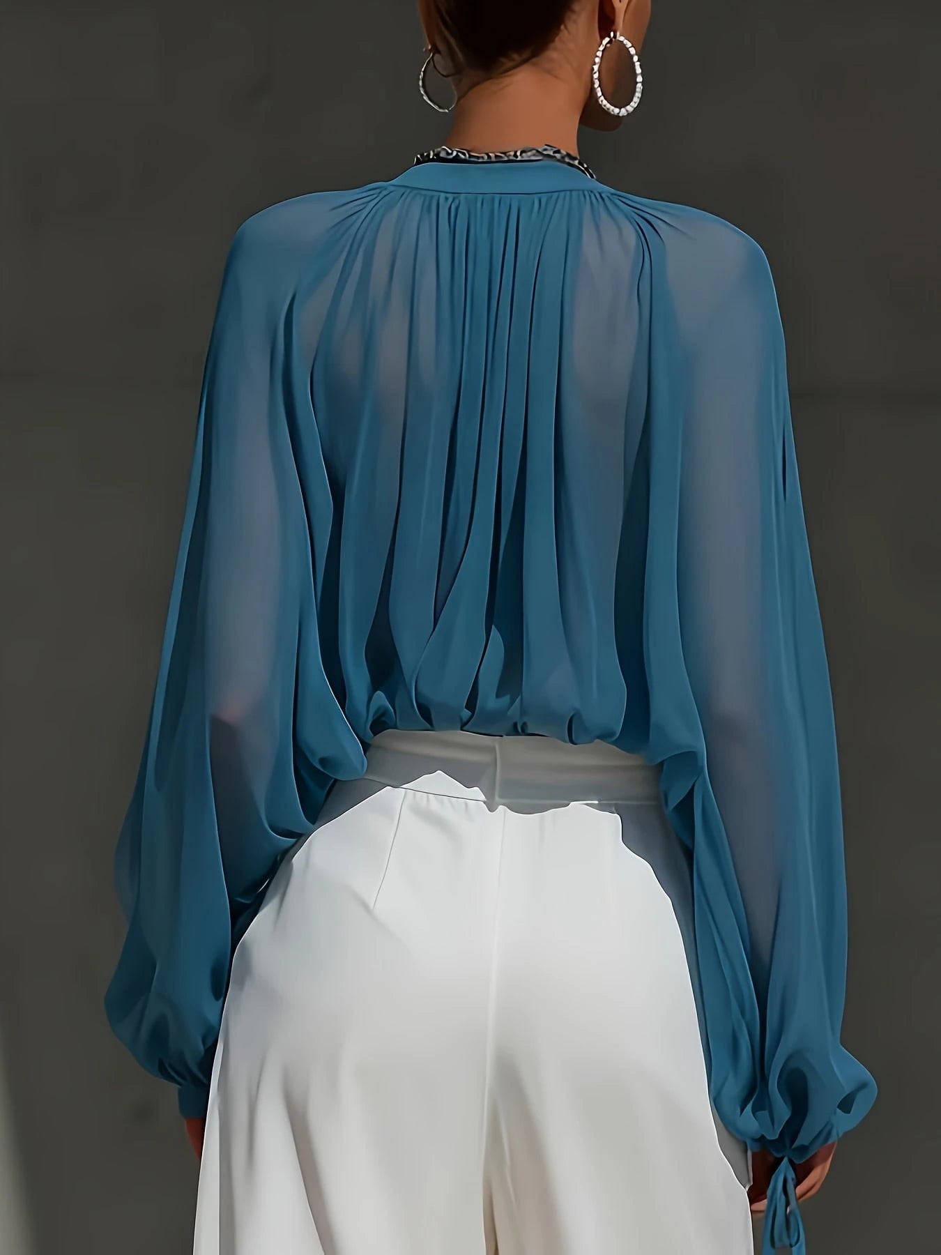 Blouse fluide jaune solaire.