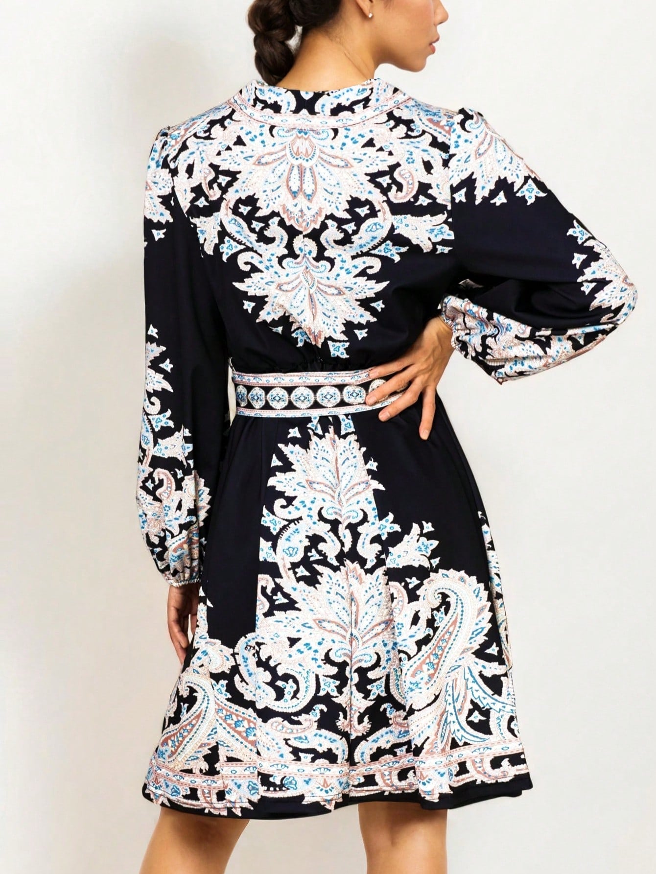 Robe tunique aux inspirations orientales.