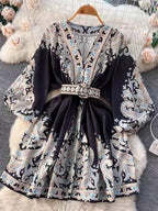Robe tunique aux inspirations orientales.