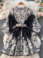 Robe tunique aux inspirations orientales.