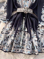Robe tunique aux inspirations orientales.