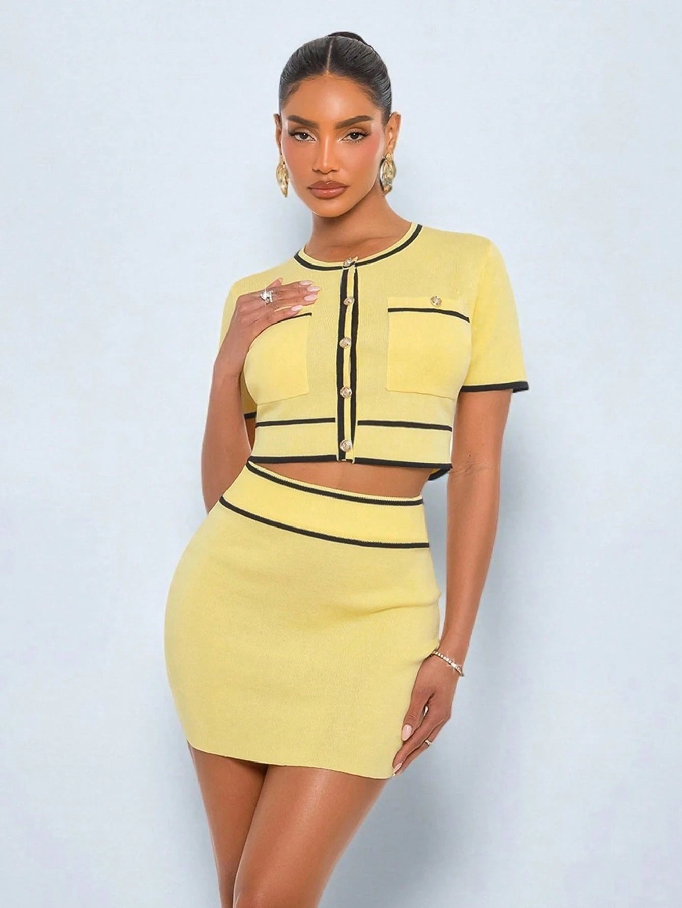 Ensemble deux pièces jaune chic à manche courte .