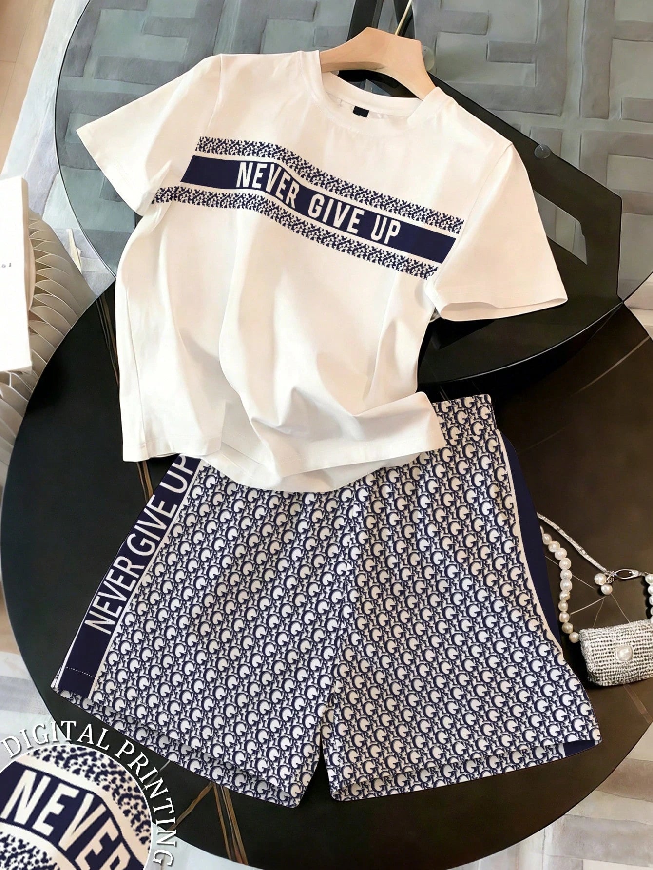 Ensemble Coordonné T-shirt et Short Monogramme – Look Sport-Chic Image principale du produit