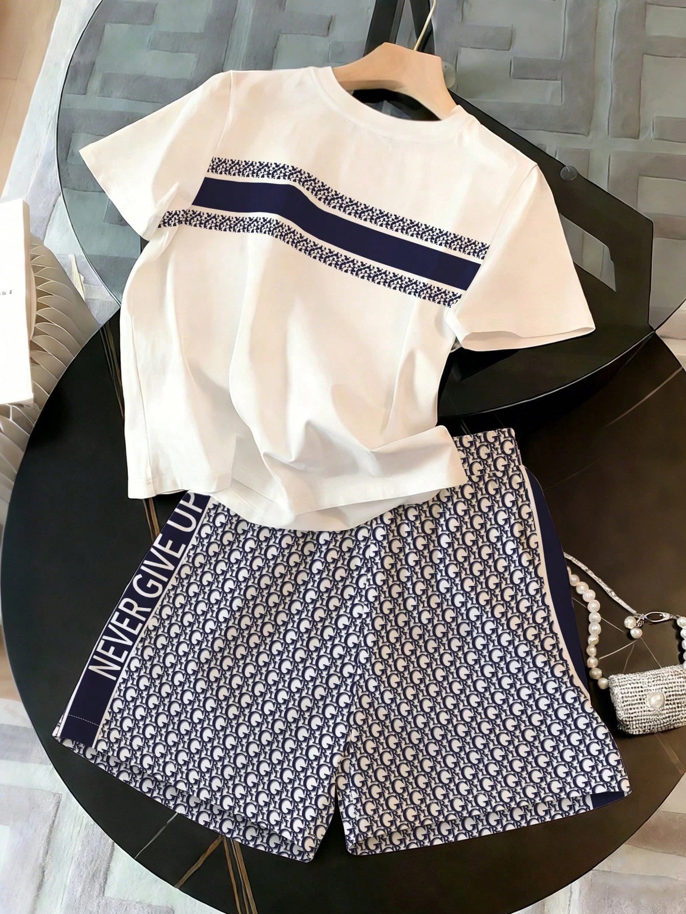 Ensemble Coordonné T-shirt et Short Monogramme – Look Sport-Chic