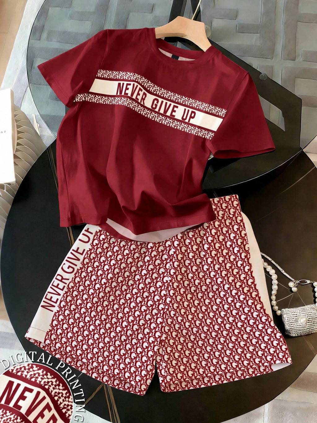 Ensemble Coordonné T-shirt et Short Monogramme – Look Sport-Chic