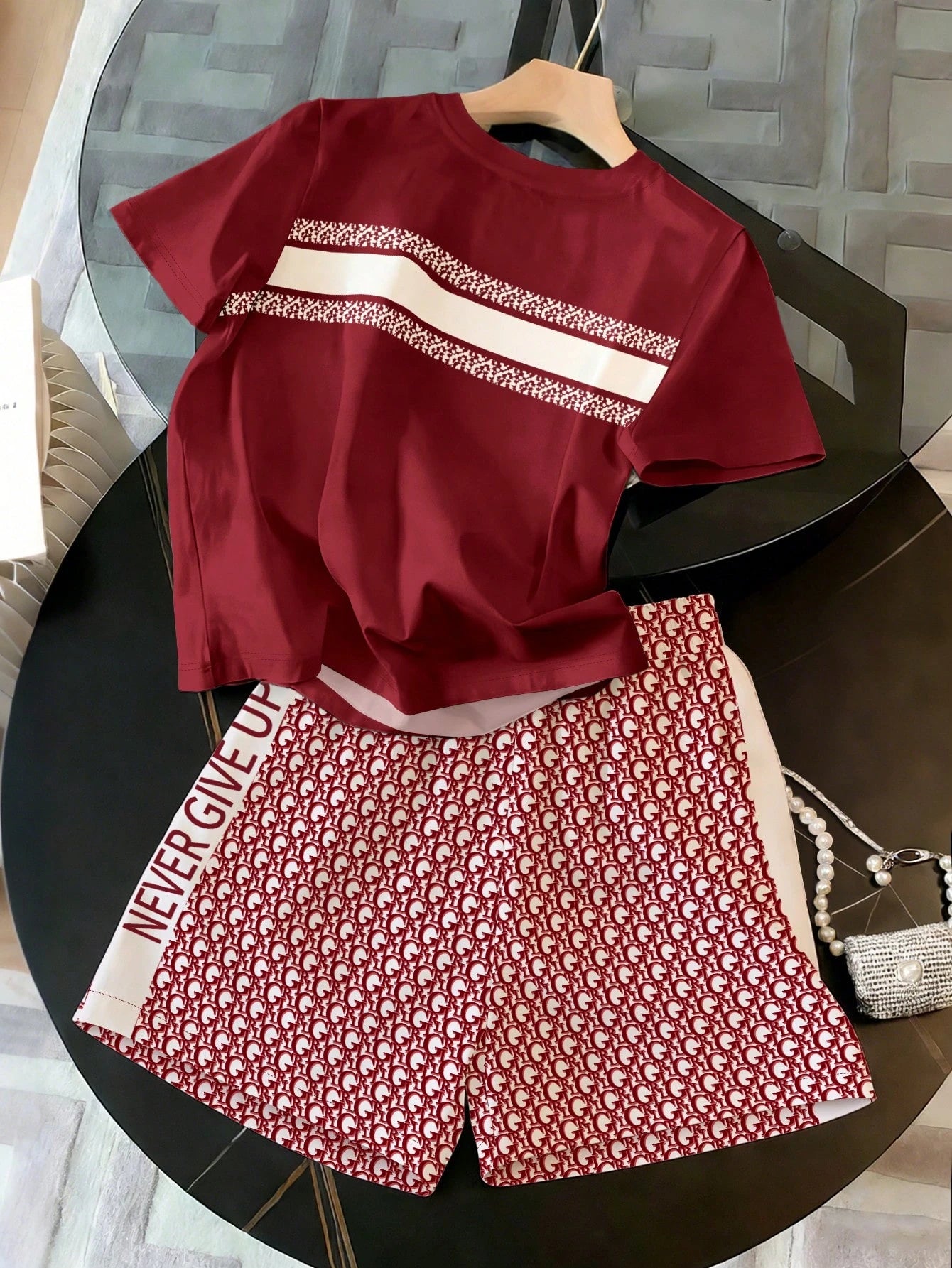 Ensemble Coordonné T-shirt et Short Monogramme – Look Sport-Chic