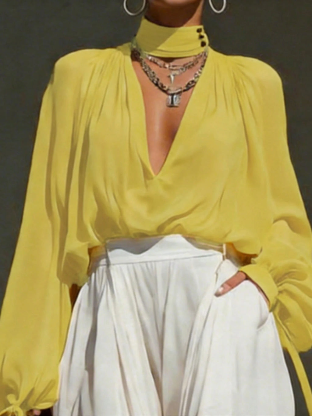 Blouse fluide jaune solaire.