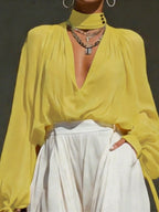 Blouse fluide jaune solaire.