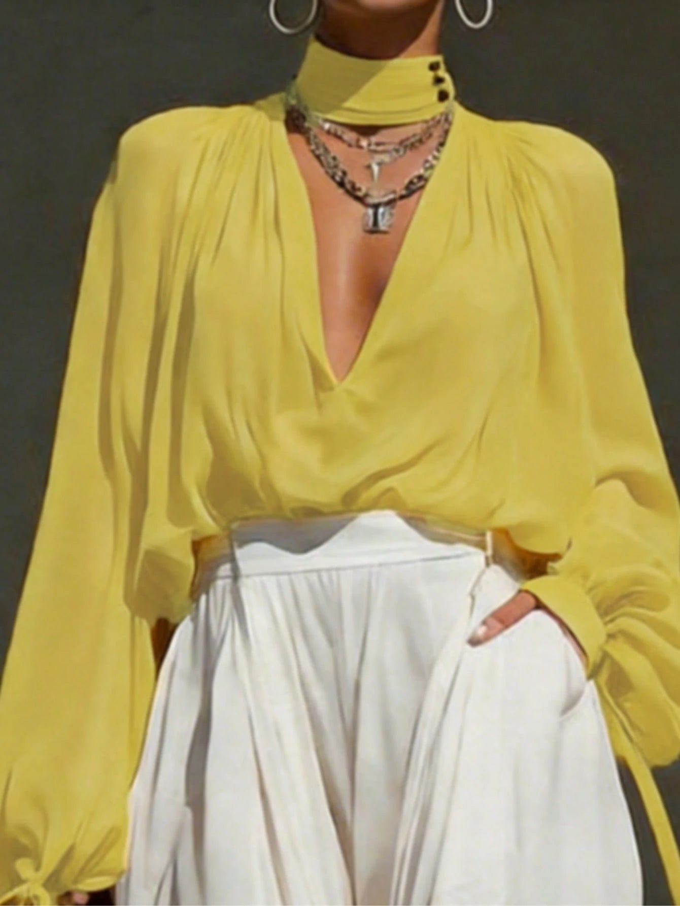 Blouse fluide jaune solaire.