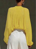 Blouse fluide jaune solaire.
