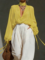 Blouse fluide jaune solaire.