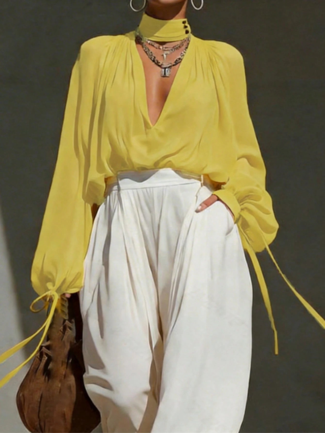 Blouse fluide jaune solaire.
