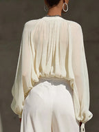 Blouse fluide jaune solaire.