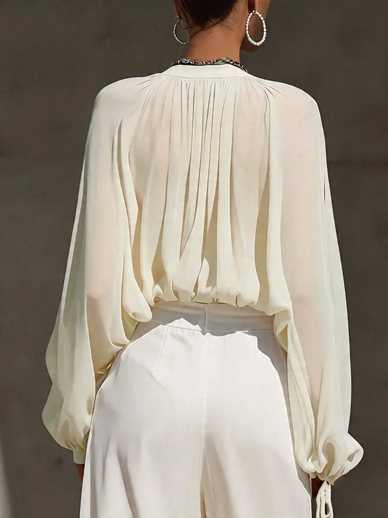 Blouse fluide jaune solaire.